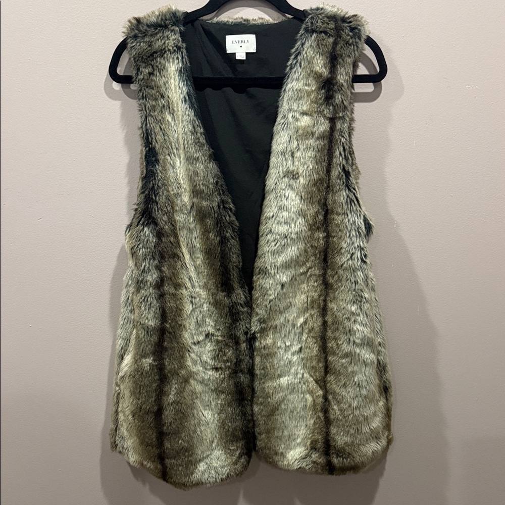 💜‎ Everly Faux Fur Vest with pockets, Large